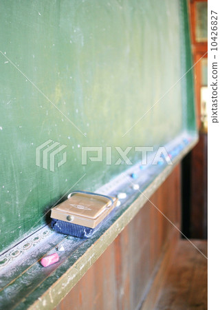 Old classroom blackboard and blackboard eraser Old classroom blackboard and blackboard eraser 10426827