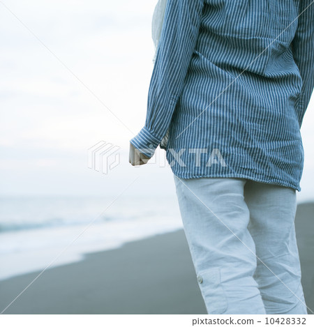 支持海邊的婦女的背面圖 10428332