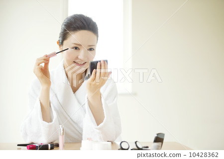 Woman doing make-up Woman doing make-up 10428362