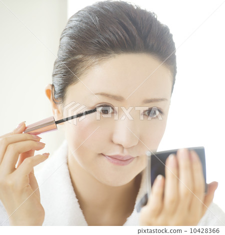 Woman doing make-up 10428366