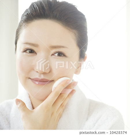 Woman doing make-up 10428374