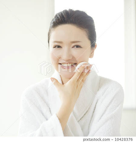 Woman doing make-up 10428376