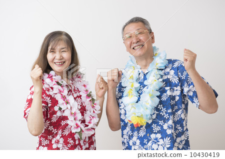 A couple in their 60s wearing an Aloha shirt 10430419