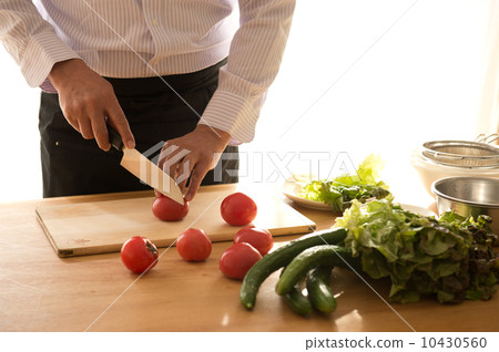 60多歲的男人做飯 60多歲的男人做飯 10430560