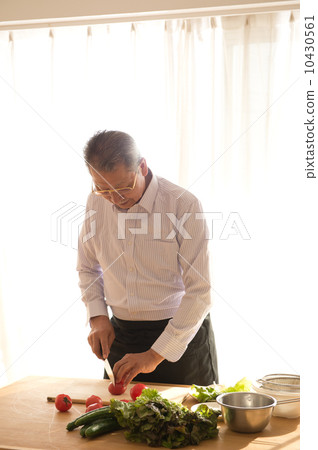 60多歲的男人做飯 60多歲的男人做飯 10430561