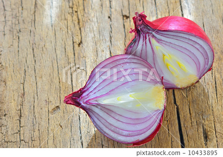 Red onions isolated on wooden background Red onions isolated on wooden background 10433895