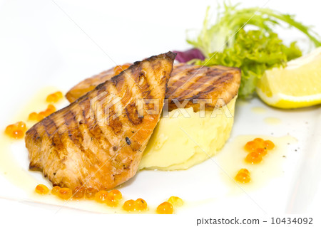 Grilled salmon fillet with vegetables and caviar 10434092