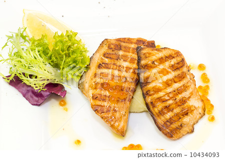 Grilled salmon fillet with vegetables and caviar 10434093