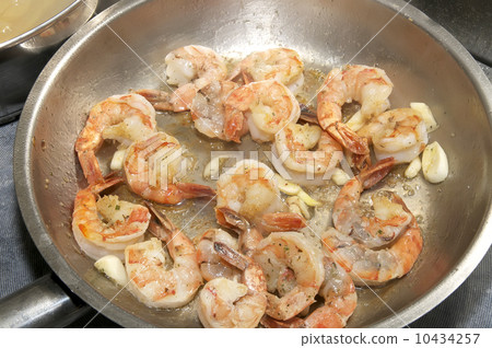 cooking shrimp in a pan in the kitchen at the restaurant cooking shrimp in a pan in the kitchen at the restaurant 10434257