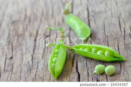 Fresh green peas on an old wooden background 10434387