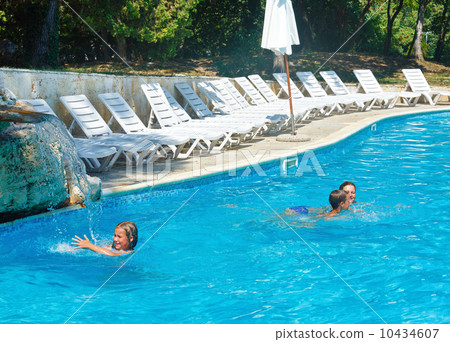 Mother train children to swim in the pool. 10434607