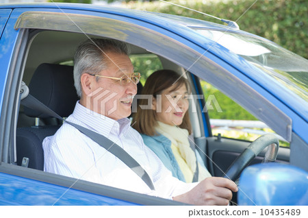 一對60多歲的夫婦開車 一對60多歲的夫婦開車 10435489