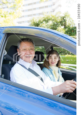 A couple in their 60s who drives A couple in their 60s who drives 10435490