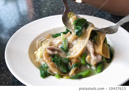 Thai Fried Noodles, fried noodles with pork sliced and vegeteble 10437615