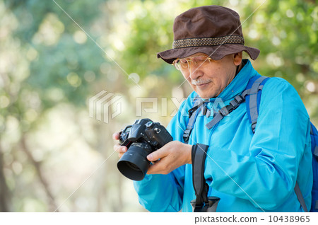 Senior male with single lens reflex camera Senior male with single lens reflex camera 10438965