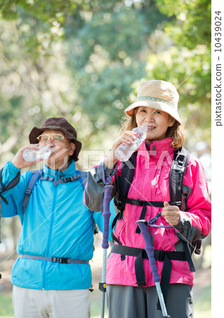 爬的年長夫婦 10439024