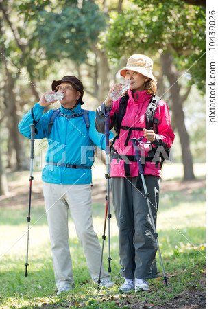 爬的年長夫婦 10439026