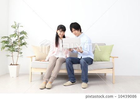 A couple looking at friends with a couple 10439086