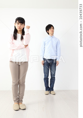 一個憤怒的女人和一個無辜的男人 10439733