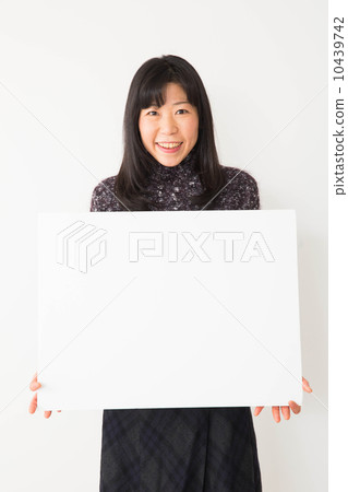 有白板的一名婦女 有白板的一名婦女 10439742