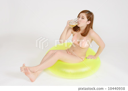 游泳衣的一個少婦用啤酒 10440938