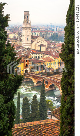Domo de Verona, Italy. ponte di Pietra Domo de Verona, Italy. ponte di Pietra 10441225