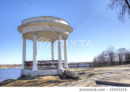 Rotunda on quay of Volga river. Yaroslavl, Russia 10441816