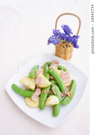 Stir-fried garlic with snap pea and new potatoes 10443734
