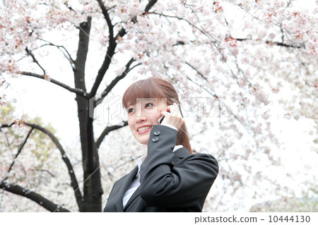 一套衣服的一名婦女在櫻桃樹前面 10444130
