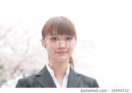 一套衣服的一名婦女在櫻桃樹前面 一套衣服的一名婦女在櫻桃樹前面 10444132