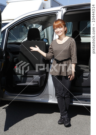 福利車輛和年輕女性 福利車輛和年輕女性 10444314