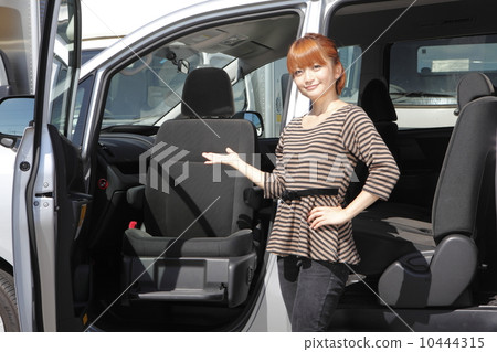 福利車輛和年輕女性 10444315