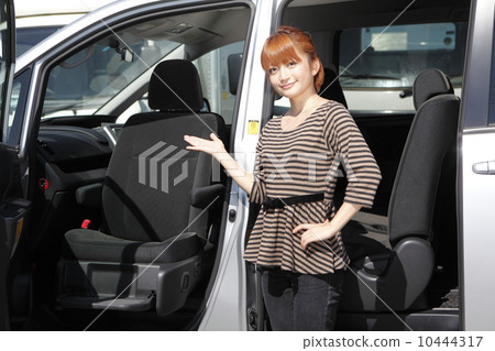 福利車輛和年輕女性 10444317