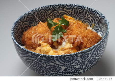 Crispy bread crumbs and bowls Crispy bread crumbs and bowls 10444947