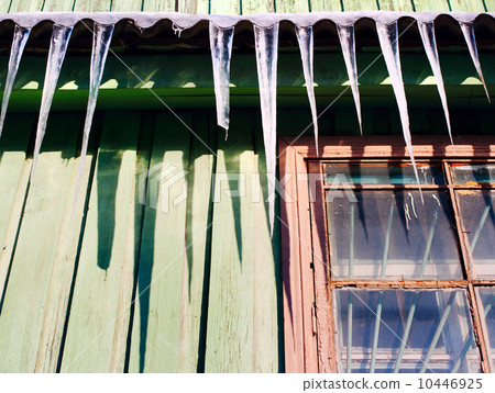 icicles which are hanging down 10446925