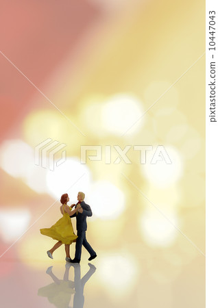 Miniature couple romantic dance Miniature couple romantic dance 10447043