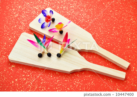 Image of a traditional Japanese New Year 's playing Hat disc. 10447400