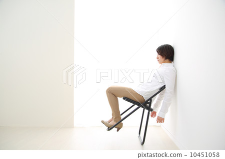 一名婦女坐管子椅子 一名婦女坐管子椅子 10451058