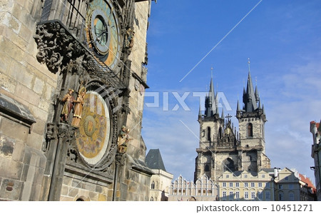 布拉格(捷克共和國)舊市政廳的天文鐘和青少年教堂 布拉格(捷克共和國)舊市政廳的天文鐘和青少年教堂 10451271