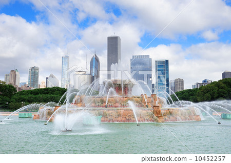 Chicago skyline with Buckingham fountain 10452257
