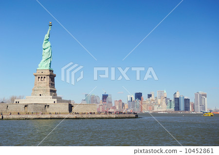 Statue of Liberty faces New York City Manhattan Statue of Liberty faces New York City Manhattan 10452861