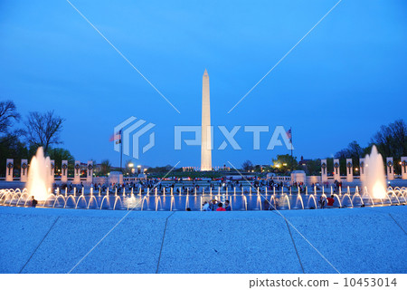 Washington monument and WWII memorial, Washington DC. Washington monument and WWII memorial, Washington DC. 10453014