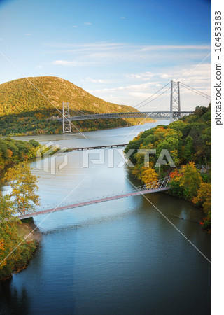 Hudson River valley in Autumn Hudson River valley in Autumn 10453383