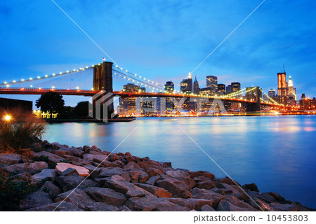Brooklyn Bridge and Manhattan skyline in New York City Brooklyn Bridge and Manhattan skyline in New York City 10453803