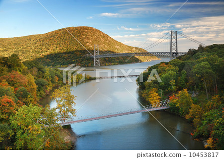 Hudson River valley in Autumn 10453817