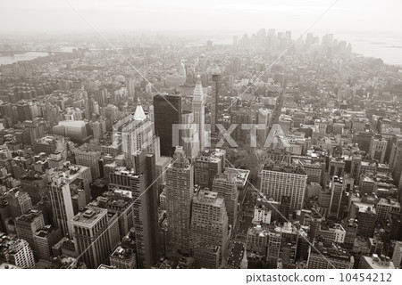 New York City Manhattan skyline aerial view black and white New York City Manhattan skyline aerial view black and white 10454212