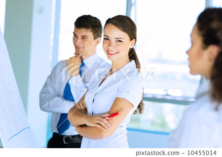 businessmen are meeting near the flipchart 10455014