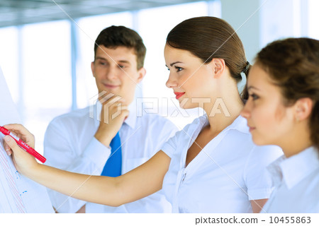 businessmen are meeting near the flipchart 10455863