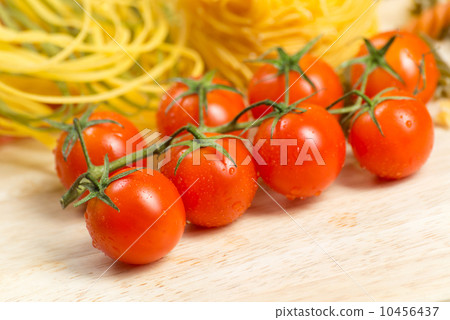 close-up of cherry tomatoes and pasta 10456437