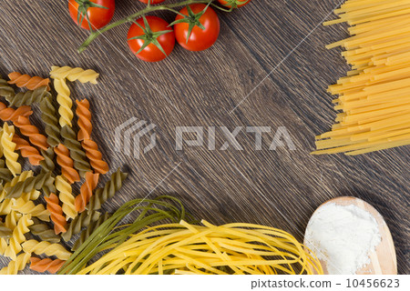pasta, tomatoes and flour on the spoon 10456623